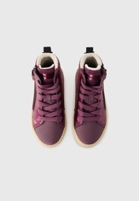 Lila High-Top-Sneaker mit strukturierter Oberseite, seitlichem Reißverschluss und weichem, weißen Innenfutter. Gummisohle mit griffiger Textur.