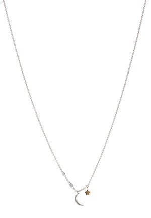 Collana in argento con un pendente a forma di luna crescente e un piccolo charm a forma di stella dorata, con due perline decorative posizionate lungo la catena.