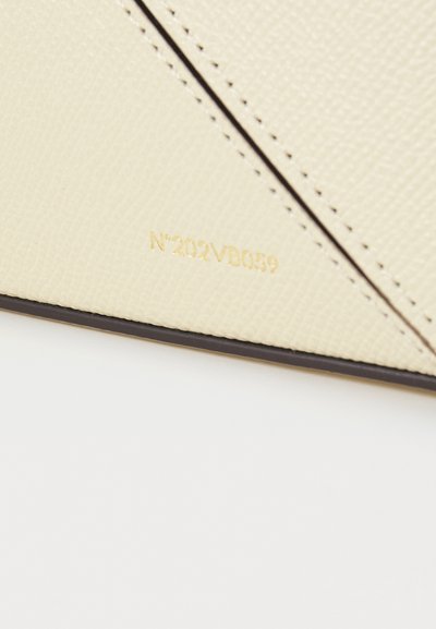 Victoria Beckham CROSSBODY - Torba preko tijela - ivory