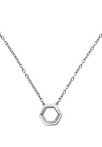 Sølvhalskæde i sterlingsølv med en hexagonal vedhæng, der har en poleret overflade og delikate kædelinks, hvilket skaber et minimalistisk design.