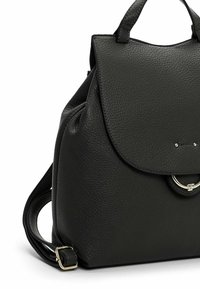 Mochila de cuero negro con un acabado texturizado, tapa redondeada, detalles en metal plateado y correa ajustable con hebilla.
