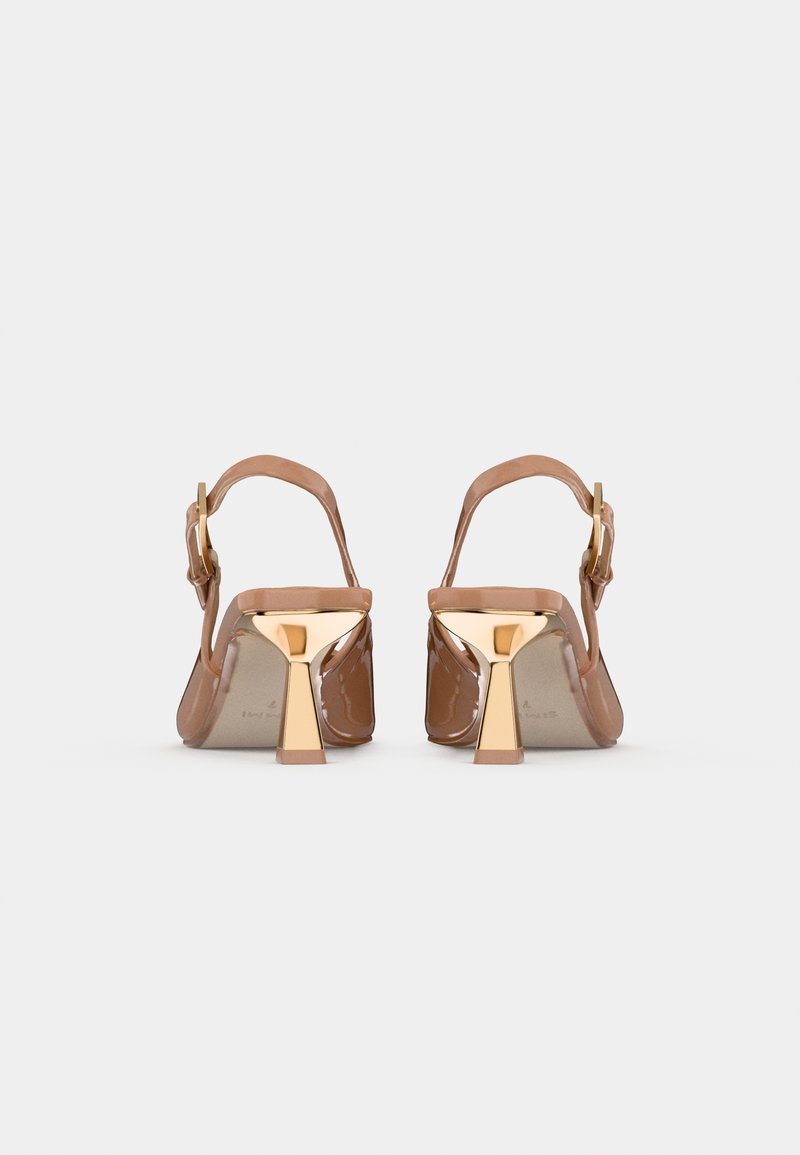 Sandales à talons hauts en cuir verni beige avec un talon et une sangle arrière dorés ; présente une fermeture à boucle réglable.