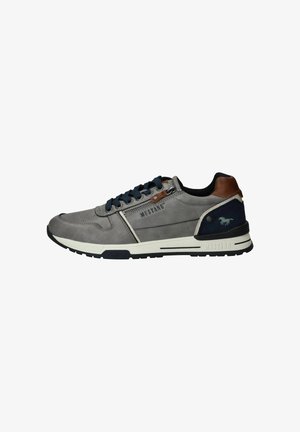 Baskets de sport grises pour hommes avec lacets bleu marine, détail marron au talon, fermeture éclair latérale et marquage "Mustang" sur le côté et la semelle.