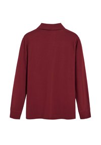 Camisa polo de manga larga en burdeos profundo. Cuenta con un cuello clásico, una textura suave y aberturas en los costados del dobladillo para mayor comodidad de movimiento.