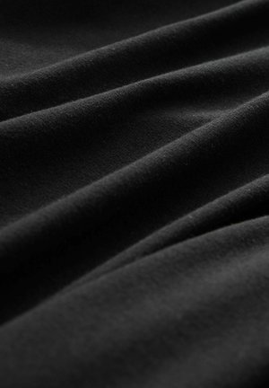 Črna tkanina z gladko teksturo, ki vsebuje mehke gube in gubice, kar ustvarja globino in dimenzijo. Ni vidnih vzorcev ali nagmisov.