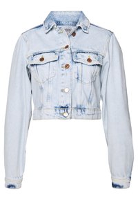 ljusblå denimkort jacka med långa ärmar, två bröstfickor och metalliska detaljer. Har blekta områden och en spetsig krage.