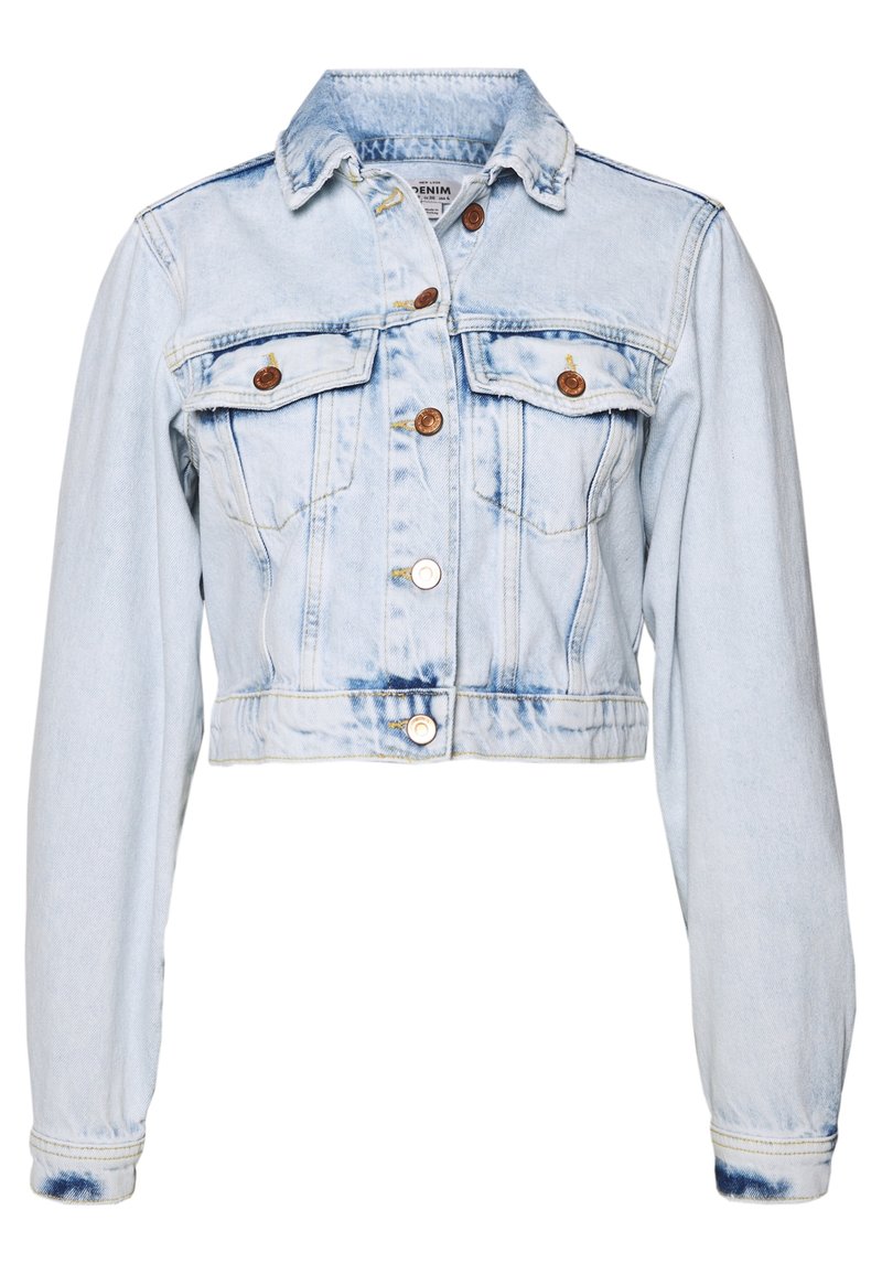 ljusblå denimkort jacka med långa ärmar, två bröstfickor och metalliska detaljer. Har blekta områden och en spetsig krage.