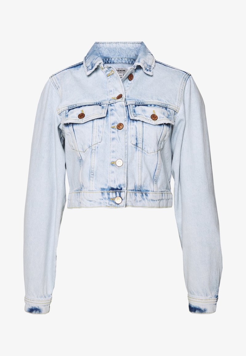 Vaaleansininen farkkutakki, joka on lyhennetty ja pitkähiha, jossa on kaksi rintataskua ja metalliset yksityiskohdat. Tässä takissa on haalistuneita alueita ja terävä kaulus.