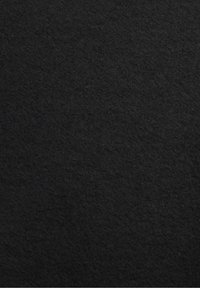 Černá texturovaná tkanina s jemnými variacemi v odstínu a měkkým, filcovým povrchem.