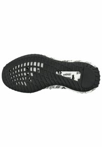 Suela de zapato de goma negra con un patrón de rejilla, con acentos de textil blanco que muestran texto impreso y gráficos en la parte inferior.