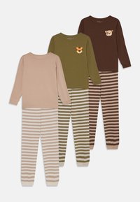 Vier sets kinderpijamas: twee langemouwtops in olijfgroen en bruin met dierenprints, gecombineerd met gestreepte broeken in gedempte kleuren.