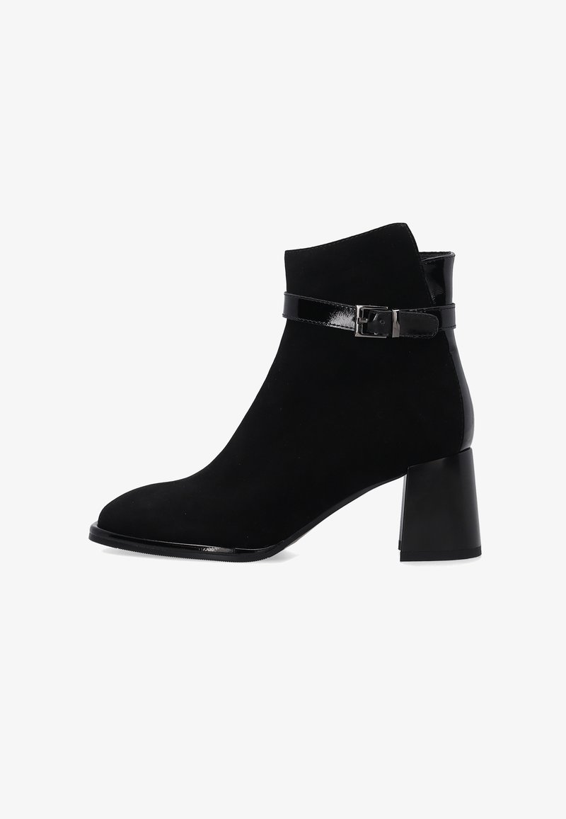 Czarne botki za kostkę wykonane z zamszu z błyszczącym, czarnym paskiem z klamrą. Posiadają zaokrąglony czubek oraz solidny słupkowy obcas.