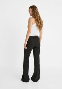 Stradivarius TAILORED FLARED - Bukser - black