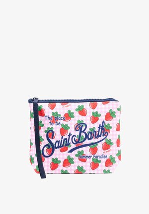 Trousse rose avec motif de fraises, fermeture éclair et sangle bleu marine ; le texte indique "L'endroit où il faut être Saint Barth Summer Paradise."