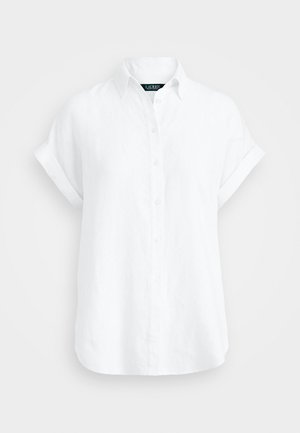 Cămașă albă din in cu guler, mâneci scurte răsucite și croială lejeră. Textură netedă, butoni frontali și fără modele.