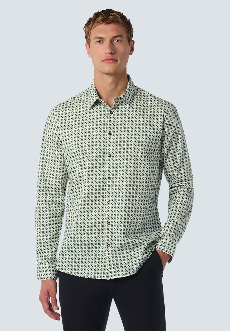 Lange mouwen overhemd met knopen in een lichtcrème stof, met een geometrisch blauw en groen patroon, voorzien van een puntige kraag en zwarte knopen.