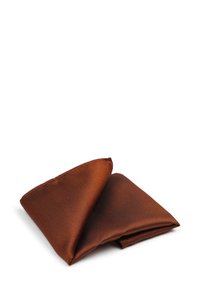 Bruin, textuurstof gevouwen in een driehoekige vorm, met een gladde weving en subtiele glans, met schone randen en geen zichtbare bevestigingsmiddelen.