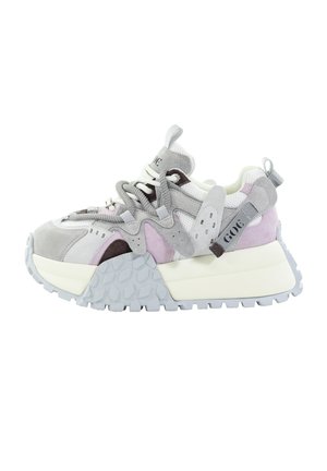 Masywne sneakersy z panelami zamszowymi w kolorach szarym, białym i różowym, grubą pikowaną podeszwą, pętlami do przeciągania i szarymi sznurówkami na białej siateczkowej cholewce.