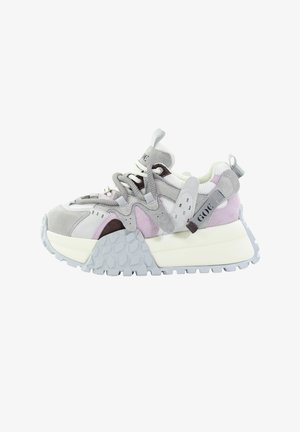 Masywne sneakersy z panelami zamszowymi w kolorach szarym, białym i różowym, grubą pikowaną podeszwą, pętlami do przeciągania i szarymi sznurówkami na białej siateczkowej cholewce.