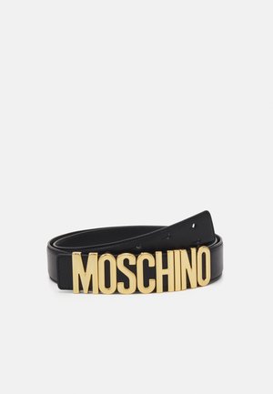 Cinturón de cuero negro con un audaz logo dorado de "MOSCHINO" como acento central. Textura suave y ajuste ajustable con múltiples agujeros.