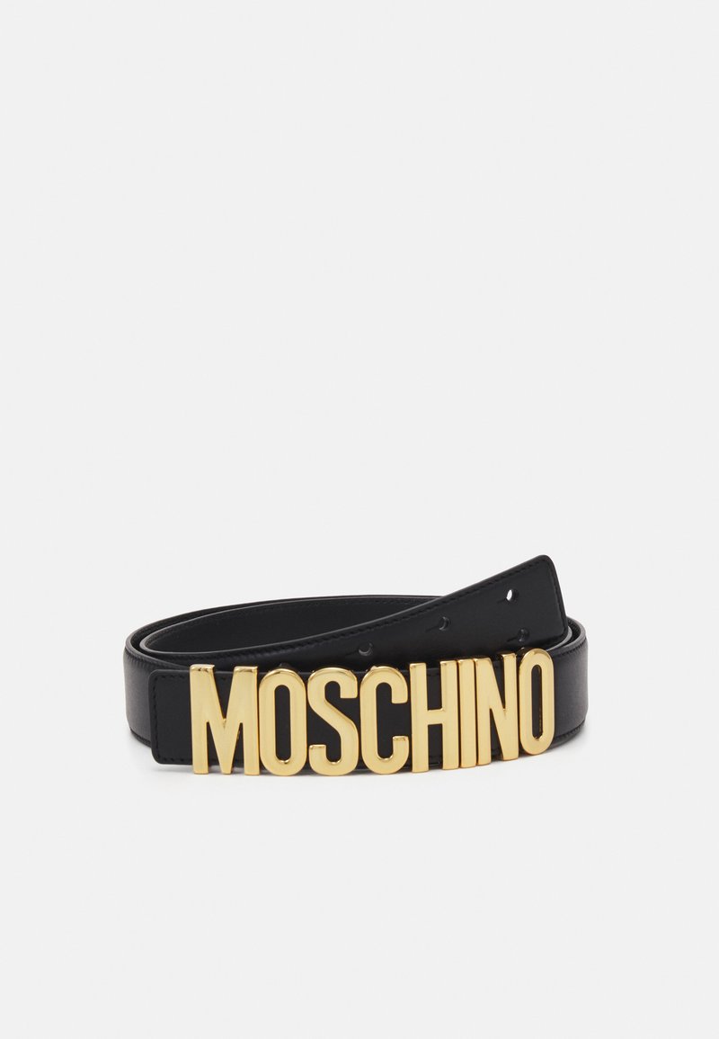 Cinturón de cuero negro con un audaz logo dorado de "MOSCHINO" como acento central. Textura suave y ajuste ajustable con múltiples agujeros.