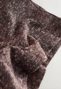 Strukturierter Stoff in Schattierungen von Dunkelbraun und Mauve, mit einer weichen, fusseligen Oberfläche und subtilen Farbvariationen, kunstvoll drapiert.