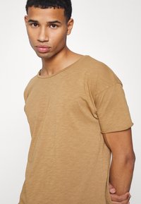 Nudie Jeans ROGER - T-shirt básica - hazel