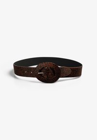 Cinturón de estampado de leopardo marrón con hebilla redonda y herrajes plateados, fabricado en material texturizado, con un forro interior negro suave.
