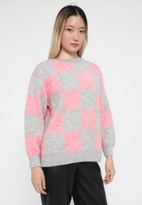 Sweater met een roze en grijze geruite patroon, gebreide textuur, ronde hals en ribgebreide mouwen, met een relaxte pasvorm.