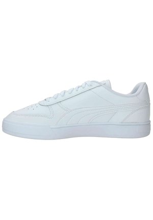 Sneaker bianco in pelle con texture liscia, punta arrotondata, chiusura con lacci, collo imbottito e sottile suola in gomma con dettagli laterali discreti.
