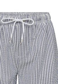 Stripede shorts i navy og hvid med en justerbar talje med metalender og sidelommer, lavet af letvægtsstof.