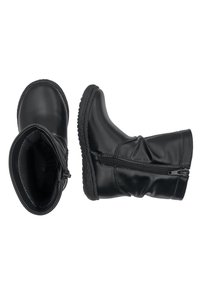 Černé kožené kotníkové boty se zipem na boku, texturovanou gumovou podrážkou a měkkou vnitřní podšívkou. Zakulacená špička a mírně sklopený design.