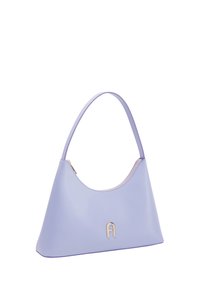 Borsa a mano in pelle lavanda con silhouette curva, tracolla singola e accessori in oro, caratterizzata da un distintivo logo 'A' sul davanti.
