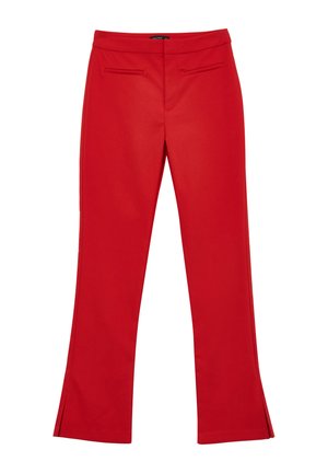 Rote, ausgestellte Hose aus glattem Stoff, ausgestattet mit seitlichen Taschen und einem Reißverschluss vorne. Der Saum hat seitliche Schlitze für zusätzliche Details.