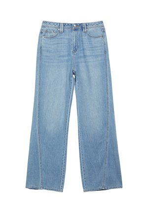 Jean en denim bleu clair à jambes larges avec poches avant et arrière, fermeture par bouton et zip, et passants de ceinture sur fond blanc.