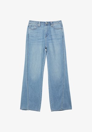 Jean en denim bleu clair à jambes larges avec poches avant et arrière, fermeture par bouton et zip, et passants de ceinture sur fond blanc.