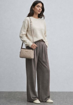 Guess, GUESS SAC BANDOULIÈRE ZARELA LUXURY SATCHE SIMPLY TAUPE LOGO - Sac bandoulière - simply taupe logo sig