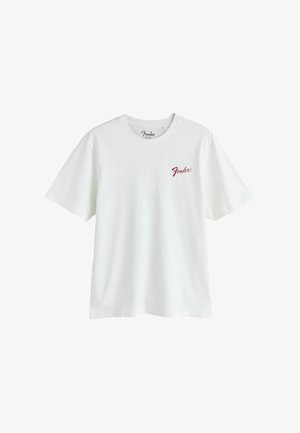 Valge lühikeste varrukatega puuvillane T-särk, millel on vasakul rinnal punane "Fender" logo ja ümara kaelusega.