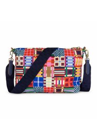 Borsa a tracolla in tessuto colorato con vari motivi geometrici in rosso, blu e giallo. Presenta una tracolla blu scuro e finiture in oro.