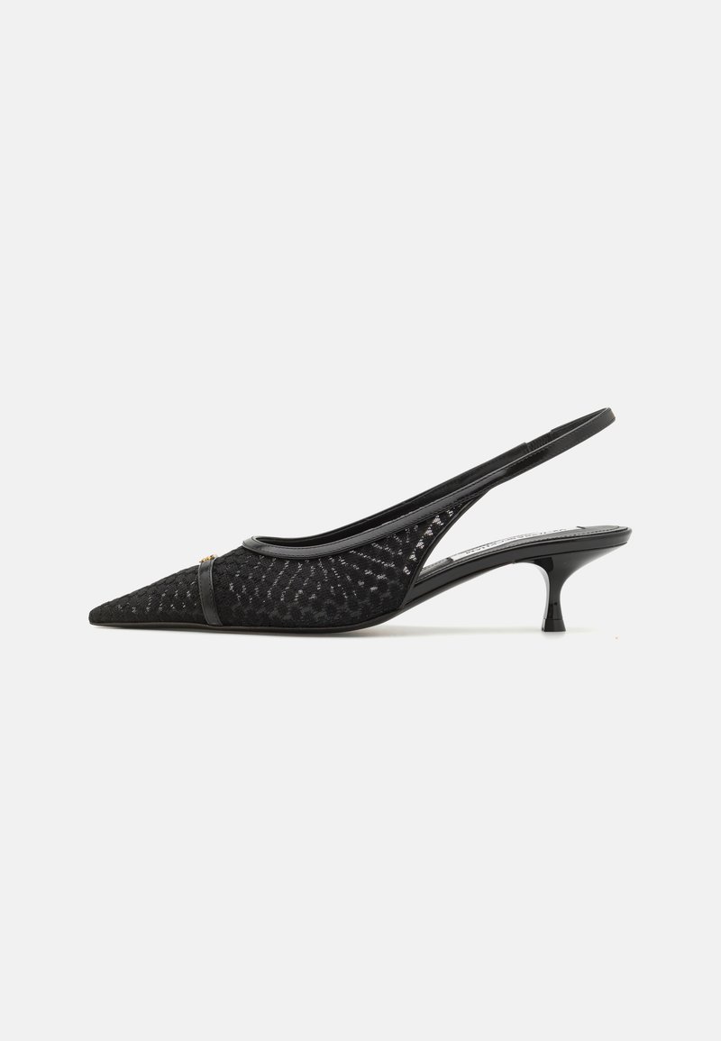 Tacones negros de slingback con punta afilada, parte superior de tela texturizada, tacón bajo tipo kitten y un detalle decorativo de tira en la parte delantera.