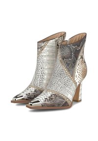 Botas de tobillo con estampado de piel de serpiente y acentos metálicos. Presentan una punta afilada, paneles texturizados en gris y plata, y un tacón cuadrado.