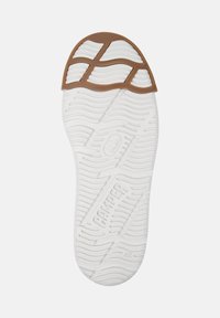 Suela de una zapatilla blanca con una sección de goma marrón y un diseño de banda de rodadura texturizado, etiquetada con el nombre de la marca "CAMPER" y la talla "42."