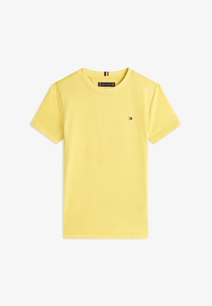 Sárga rövid ujjú, kerek nyakú póló kis Tommy Hilfiger zászlólogóval a bal mellrészen és márkás címkével a gallér belsejében.