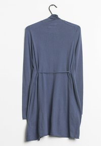 Abito in jersey blu a maniche lunghe con dettaglio in cintura e silhouette fluida, caratterizzato da un colletto rotondo e drappeggio laterale.