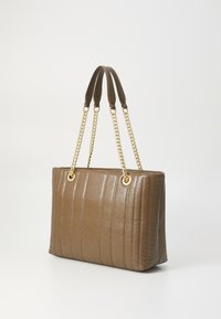 Bruine leren tote bag met verticale quilteling, gouden metalen kettingaccenten en dubbele handvaten, met een gestructureerde rechthoekige vorm.