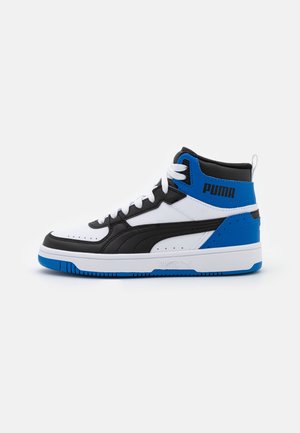 Baskets montantes Puma en blanc, noir et bleu avec lacets blancs et logo Puma sur le côté et au talon.