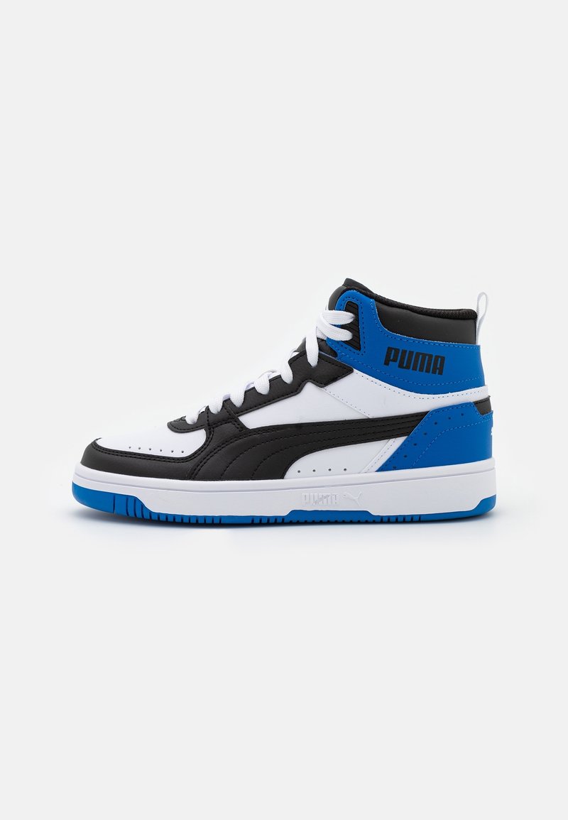 Baskets montantes Puma en blanc, noir et bleu avec lacets blancs et logo Puma sur le côté et au talon.