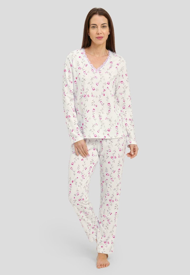 Conjunto de pijama floral en blanco, con flores rosas, manga larga y encaje en el escote. Tela suave y diseño de corte holgado.