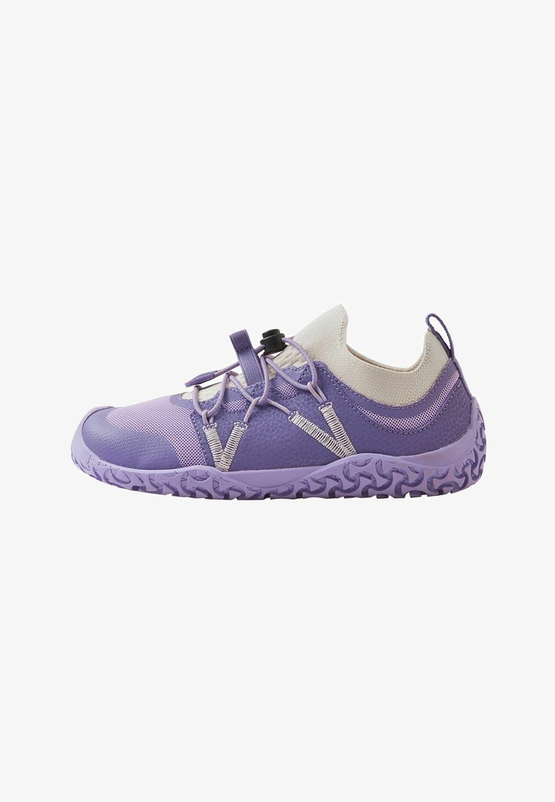 Chaussure de sport violet clair avec semelle texturée, col de cheville élastique et système de laçage rapide réglable, conçue pour les activités de plein air ou aquatiques.