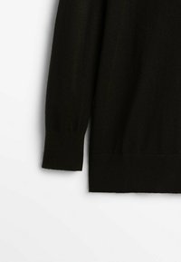 Czarny rękaw swetra z dzianiny, wyposażony w ściągacz i gładką fakturę materiału. Prosty fason bez widocznych wzorów czy zdobień.